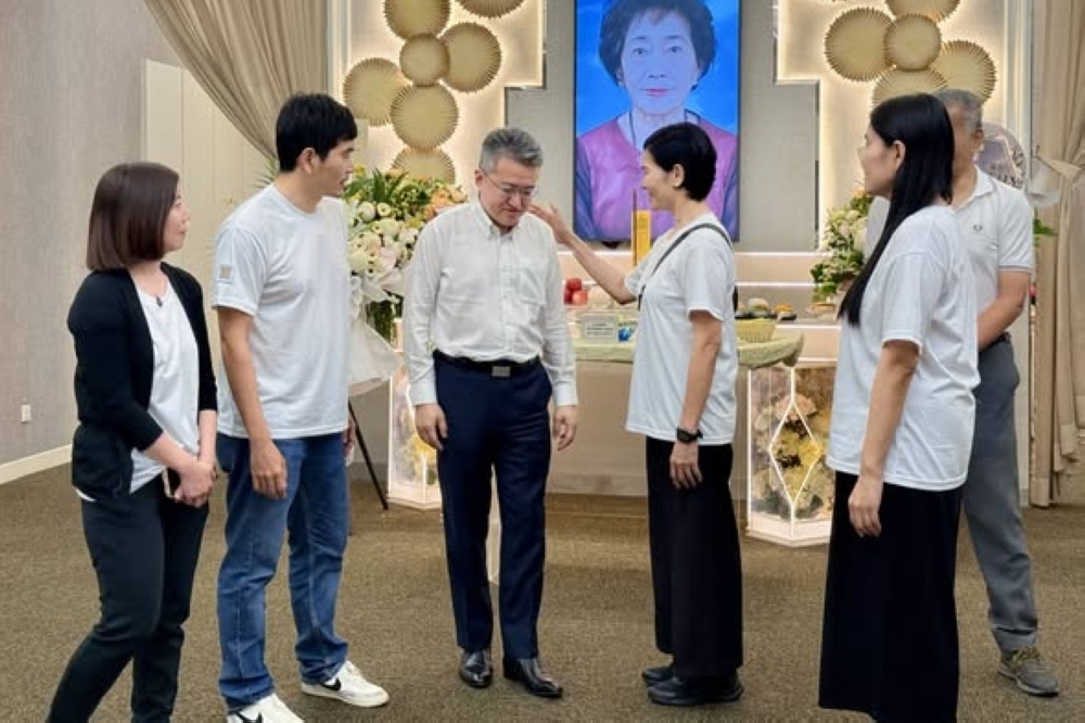 From street kid to deputy minister: The RM200,000 gift that changed Liew Chin Tong’s life Liew Chin Tong (centre) speaks with family members at the wake of the late Cheah Keng Sin. — Liew Chin Tong pic