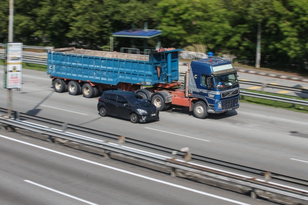 Loke says tougher checks on heavy lorries are paying off, with fewer fatal crashes in 2025 Transport Minister Anthony Loke said JPJ’s stricter checks on heavy vehicles have helped cut fatal accidents. — Picture by Yusof Mat Isa