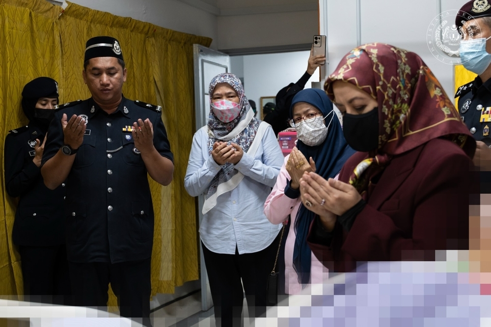 Queen visits former aide-de-camp undergoing treatment at HKL Her Majesty Raja Zarith Sofiah, Queen of Malaysia, today visited her former aide-de-camp, Sergeant Anis Nazia Mohd Nazri, who is receiving treatment at the Kuala Lumpur Hospital (HKL) following an accident. — Facebook pic