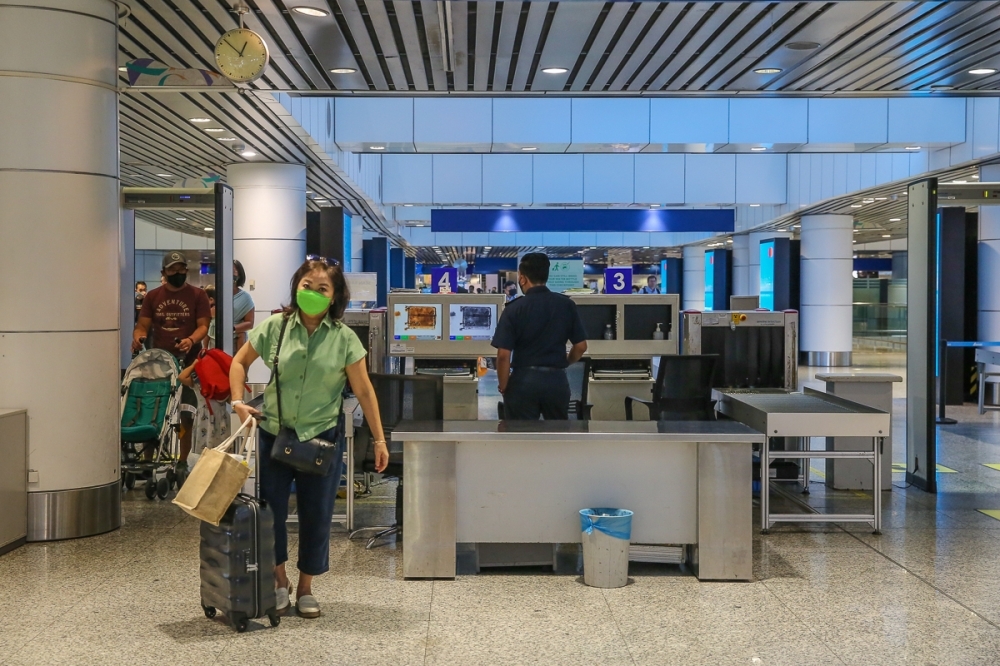 Malaysia intensifies surveillance at entry points after Nipah infections reported in India, says MOH File picture of travellers going through a security check at the Kuala Lumpur International Airport in Sepang January 10, 2023. The Ministry of Health continues to enhance preparedness through health screenings at international entry points, particularly involving travellers from countries considered at risk following the Nipah disease outbreak in West Bengal, India. — Picture by Yusof Mat Isa