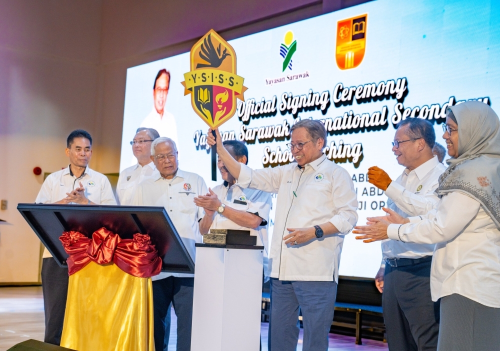 Sarawak schools go global: Premier Abang Jo unveils state‑run international system with Cambridge standards Abang Johari unveils the new YSISS logo during the launch ceremony. — The Borneo Post pic