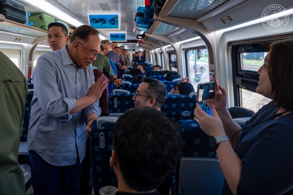 No motorcade today: Anwar hops on ETS3 for rail check on KL–JB train, gets thumbs-up from passengers Prime Minister Datuk Seri Anwar Ibrahim chats up passengers on KTMB’s electronic train service from Kuala Lumpur to Johor Bahru on Thaipusam, February 1, 2026. — Picture from Facebook/Anwar Ibrahim