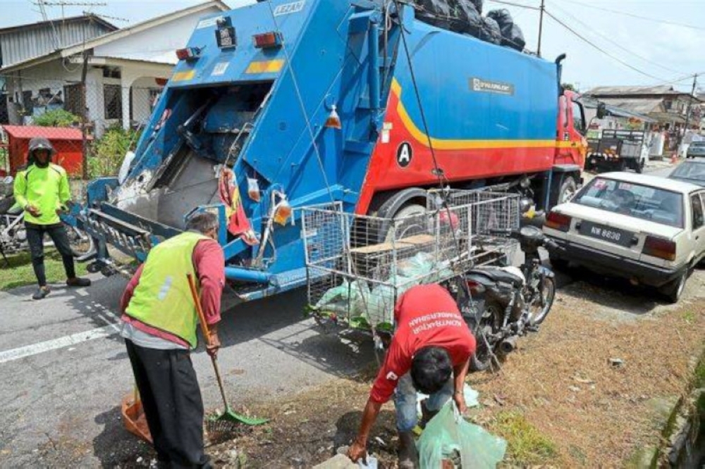 Irregular rubbish pickups frustrate Subang, PJ residents amid new waste contracts File picture of garbage collection in Petaling Jaya, 2018. — Picture from social media