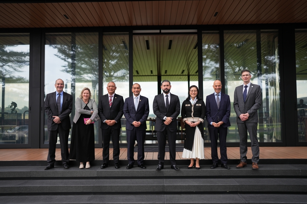 Johor Regent welcomes Oxford professors, reiterates education as key pillar of state administration The Regent of Johor, Tunku Ismail Sultan Ibrahim, today received a delegation of professors from the University of Oxford, United Kingdom. — Picture via Facebook/HRH Crown Prince of Johor