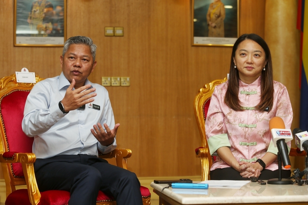 ‘Step by step’: Hannah Yeoh says mayor working to reform DBKL governance Federal Territories Minister Hannah Yeoh (left) and Kuala Lumpur Mayor Datuk Seri Fadlun Mak Ujud during a media briefing on the DBKL One-Stop Centre 3.0 Plus Online System at Menara DBKL, Kuala Lumpur, February 9, 2026. — Picture by Choo Choy May