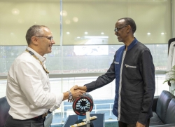 President Paul Kagame meets with Stefano Domenicali, Chief Executive of Formula One Group, at the Marina Bay Street Circuit, in Singapore on Sunday, October 2. / Photo by Village Urugwiro