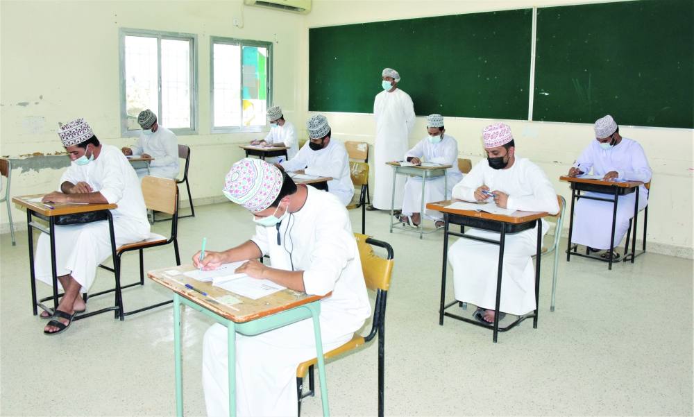 ارتياح عام من طلبة دبلوم التعليم العام من اختبار الكيمياء - الموقع الرسمي  لجريدة عمان
