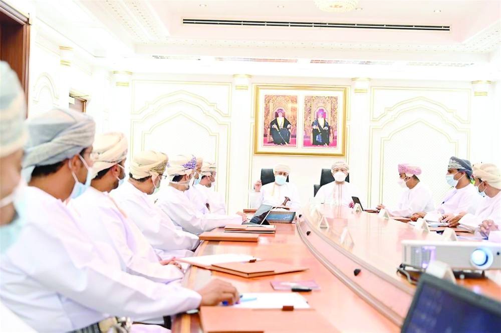 مناقشة خطط التنمية السياحية وأولويات الخدمات في محافظة ظفار 1 من اجتماع وزير التراث والسياحة ووزير الدولة ومحافظ ظفار لمناقشة القطاع السياحي