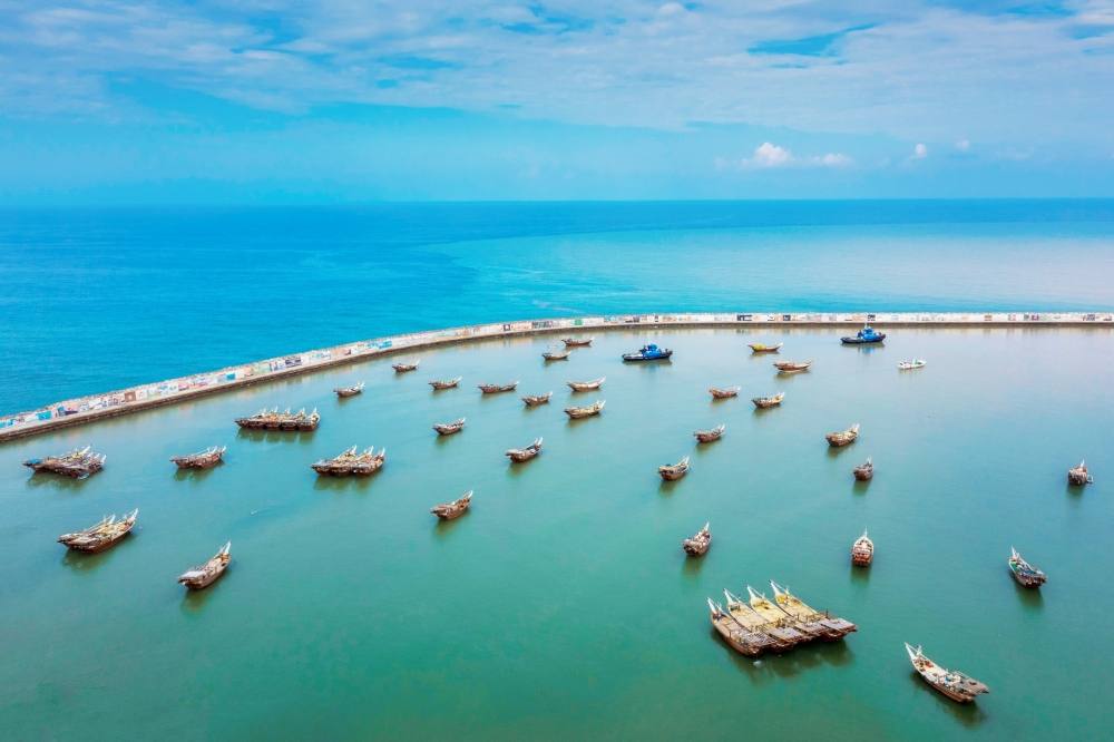 245 ألف طن إنتاج الأسماك في محافظة جنوب الشرقية العام الماضي 1 مواطنون يزاولون مهنة الصيد الحرفي بولاية صور، حيث يشكل الصيد الحرفي في محافظة جنوب الشرقية 30 بالمائة من الإنتاج السمكي