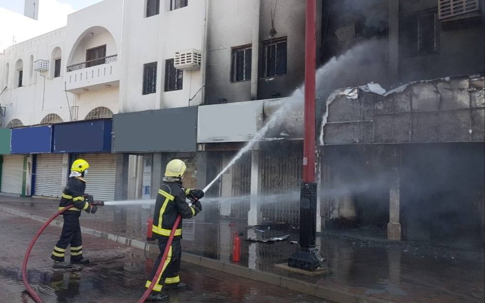 إصابة شخصين في حريق شب بمحل تجاري بالسيب 1 فرق الإطفاء تتمكن من إخماد الحريق في المحل التجاري بالسيب