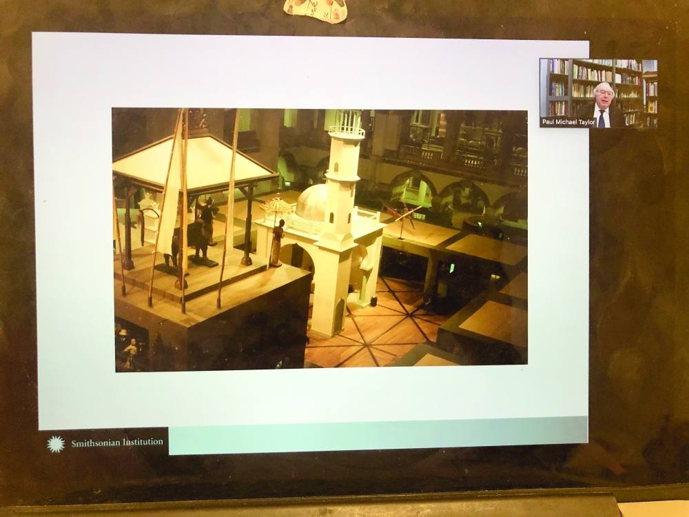 المتحف الوطني يقيم محاضرة حول تاريخ تمثيل الثقافات في المتاحف والمراكز الثقافية 1 بول مايكل تايلور مستعرضًا نماذج للشرح ضمن محاضرته