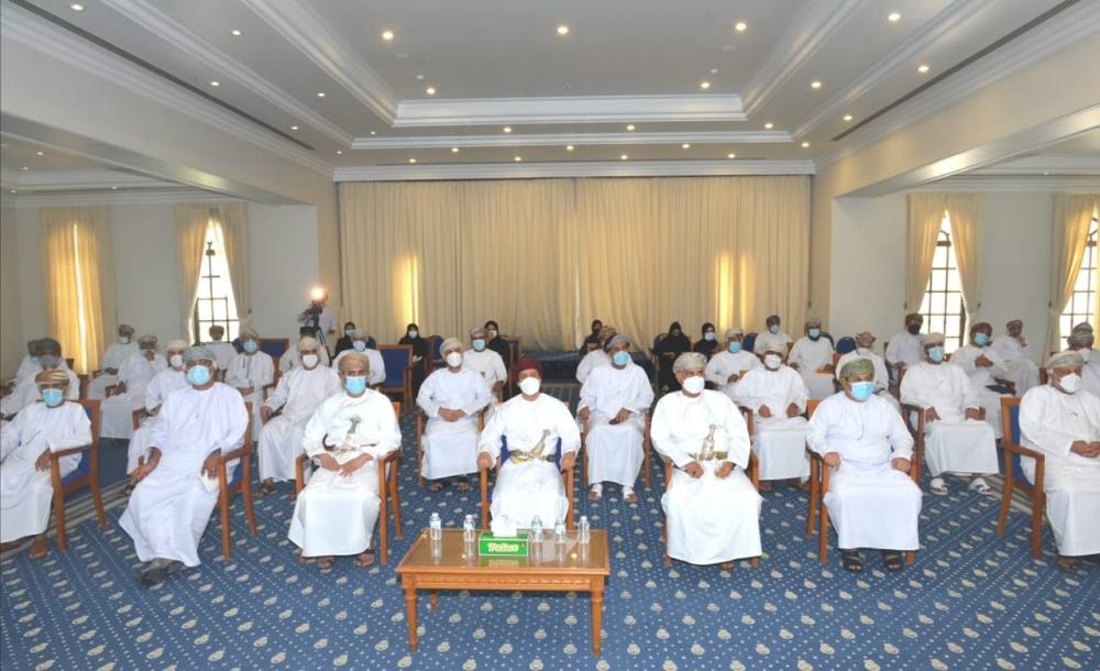 حلقة عمل حول منظومة قياس الاداء الفردي بمسقط 1 محافظ مسقط وعدد من الحضور اثناء حلقة العمل