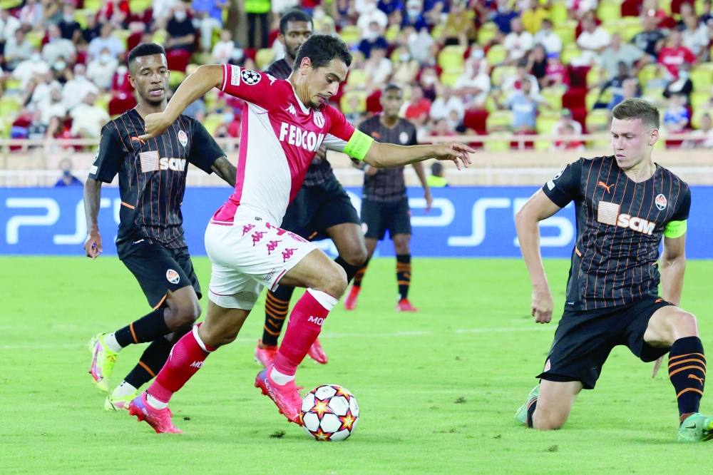 اقتراب شاختار وريد بول وشيريف من دور المجموعات 1 تنافس على الكرة بين لاعب موناكو وسام بن يدر ومدافع شاختار دونيتسك ميكولا ماتفينكو