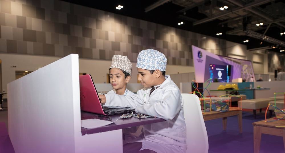 النقل والاتصالات تصدر دليلا استرشاديًا لحماية الأطفال من مخاطر الإنترنت 1 أطفال في ركن القرية الهندسية في جناح عمان الرقمية بمعرض كومكس في عام 2018