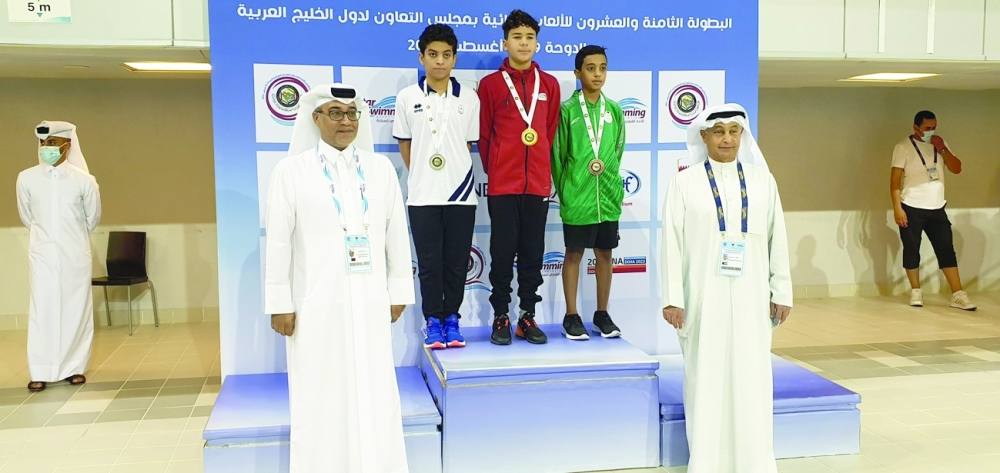 5 ميداليات للسلطنة في البطولة الخليجية السباحة 1 تتويج محمد الوهيبي بالميدالية الذهبية لسباق 50 متر ظهر