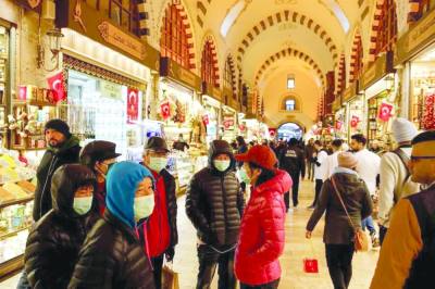 السوق المصري في إسطنبول...عنوان الثقافة التركية والحضارة العثمانية 1 سياح يتجولون في السوق