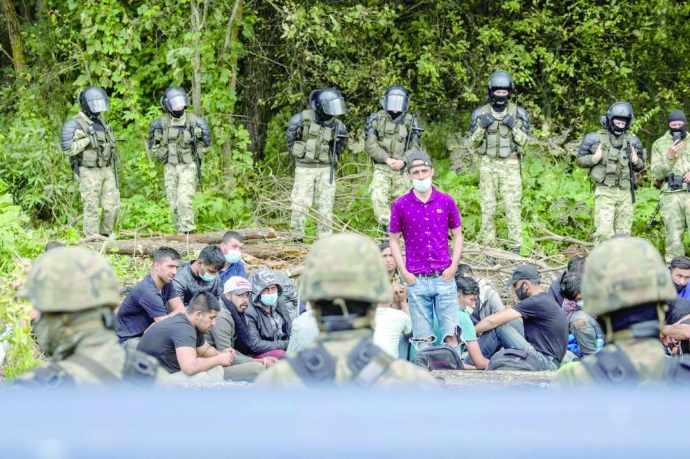 جدل في بولندا حول مصير مهاجرين عالقين على حدود بيلاروس 1 مجموعة من المهاجرين يحاولون تأكيد رغبتهم في التقدم بطلب للحصول على الحماية الدولية في بولندا لمحامين بولنديين متطوعين في شمال شرق بولندا ، الواقعة بالقرب من الحدود مع بيلاروسيا