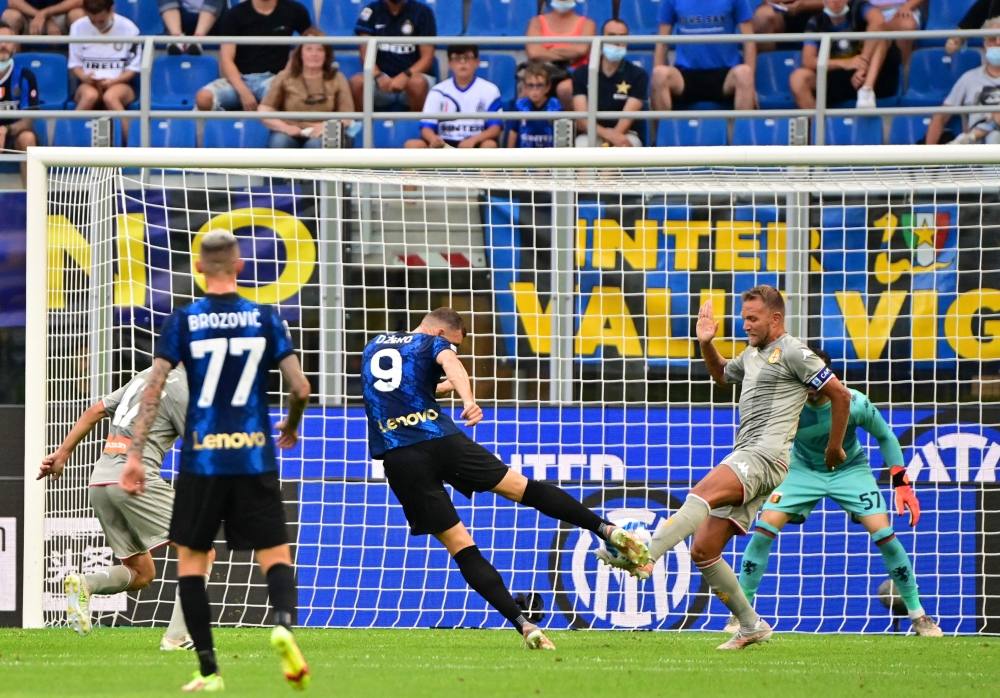 بداية قوية لإنتر ميلان ولاتسيو في الدوري الايطالي 1 مهاجم إنتر ميلان إدين دزيكو يسدد الكرة في شباك جنوى