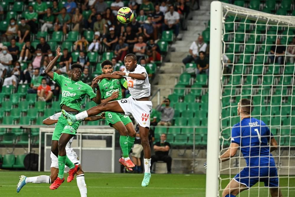 ليل يتعثر أمام سانت إتيان وموناكو يتلقى ضربة موجعة 1 مدافع سانت إتيان سيدو سو يسجل هدفا في شباك نادي ليل