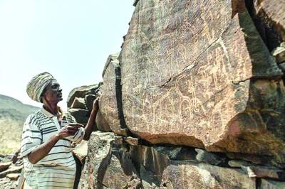 أحد سكان المنطقة يأخذ جولة بين الصخور