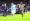 لاعب يوفنتوس صامويل جونيور يريد اللحاق بالكرة وسط متابعة من ماتيو بوليتانو لاعب نابولي 