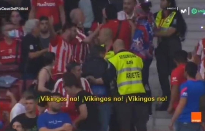 شاهد.. جمهور أتلتيكو مدريد يطرد أبا وابنه  من المدرجات خلال لقاء ريال مدريد.. لسبب غريب