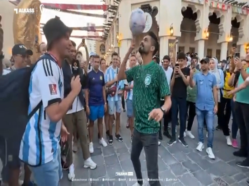 شاهد.. مشجع سعودي يستعرض مهاراته أمام مشجعين الأرجنتين قبل مواجهة المنتخبين في كأس العالم
