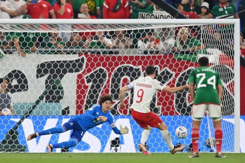 شاهد... ليفاندوفسكي يُهدر ضربة جزاء ضد المكسيك في كأس العالم