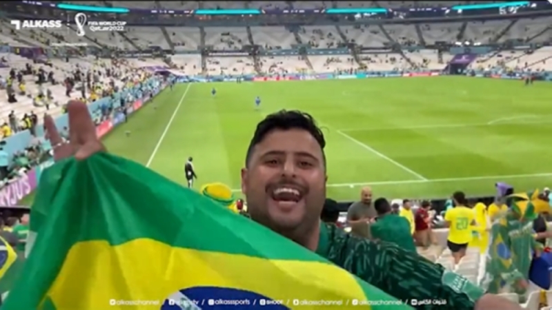 شاهد.. كيف احتفل مشجع سعودي بفوز البرازيل على صربيا؟