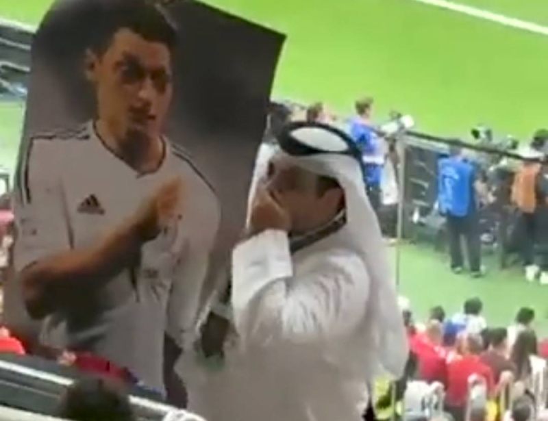 شاهد.. مشجع قطري يفاجئ المنتخب الألماني ويخطف الأنظار في ملعب البيت