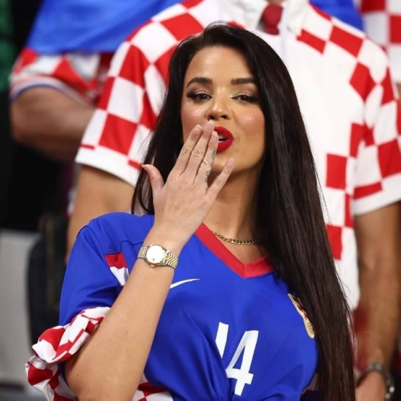 شاهد.. كيف ظهرت ملكة جمال كرواتيا في مدرجات مباراة المغرب بكأس العالم؟!