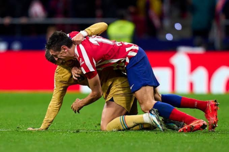 أحدهما أسقط الآخر أرضا.. شاهد: شجار عنيف بين لاعب برشلونة وأتلتيكو مدريد