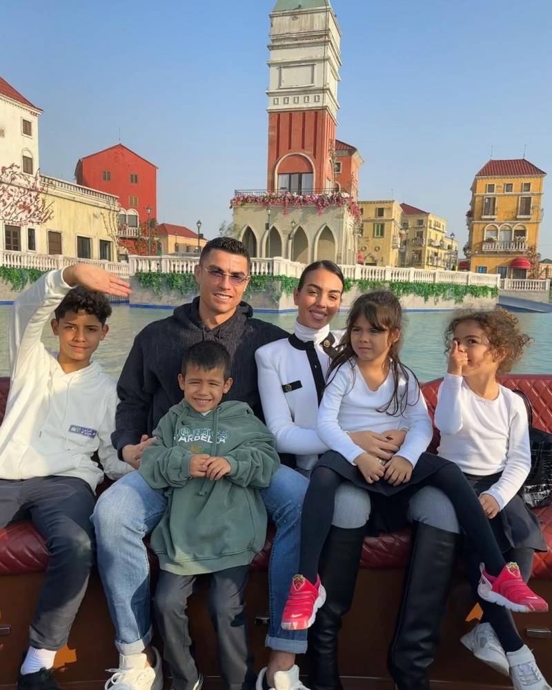 شاهد.. رونالدو مع جورجينا وأولادهما أثناء قضاء رحلة ترفيهية بالرياض