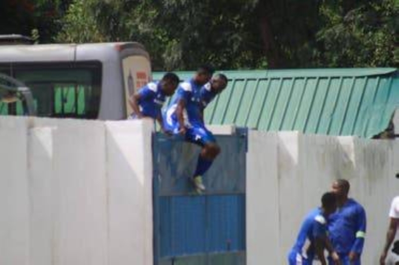 "خوفاً من السحر" .. شاهد: لاعبو فريق زامبي يدخلون الملعب بهذه الطريقة !