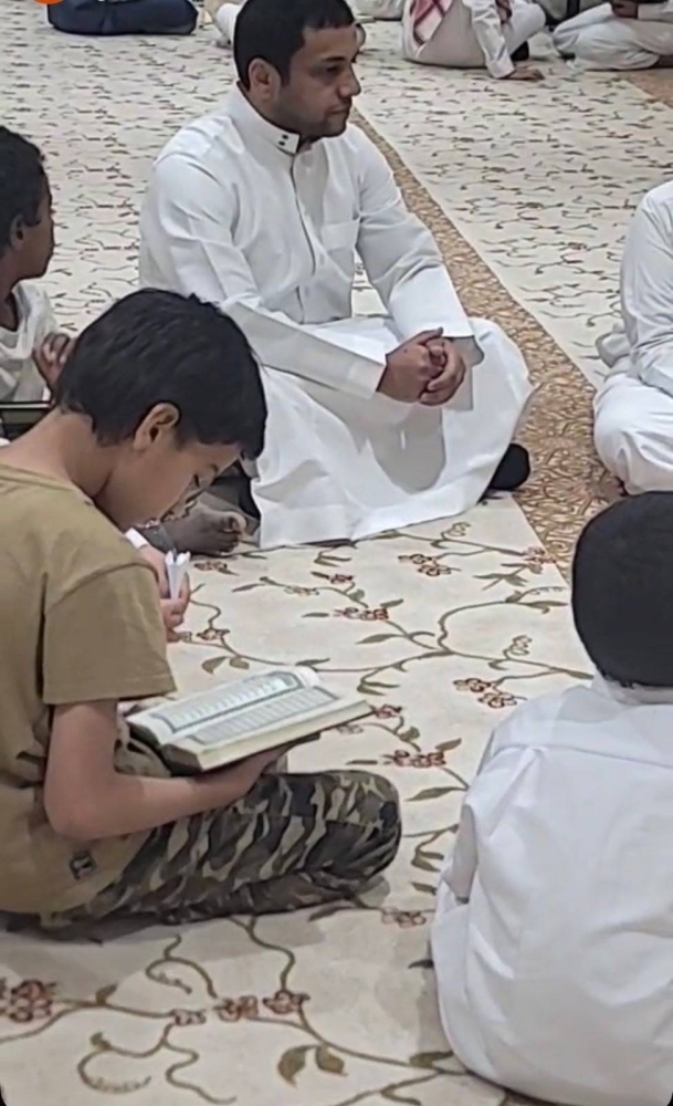 ‏محمد الشلهوب في حلقة تحفيظ القرآن بأحد المساجد