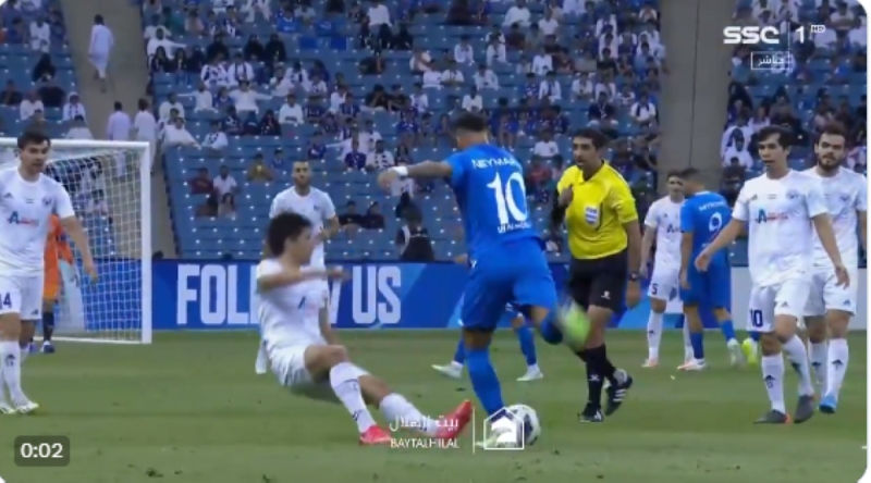 شاهد.. "نيمار"يعتدي على لاعب نافباخور الأوزبكي ويسقطه في أرضية الملعب