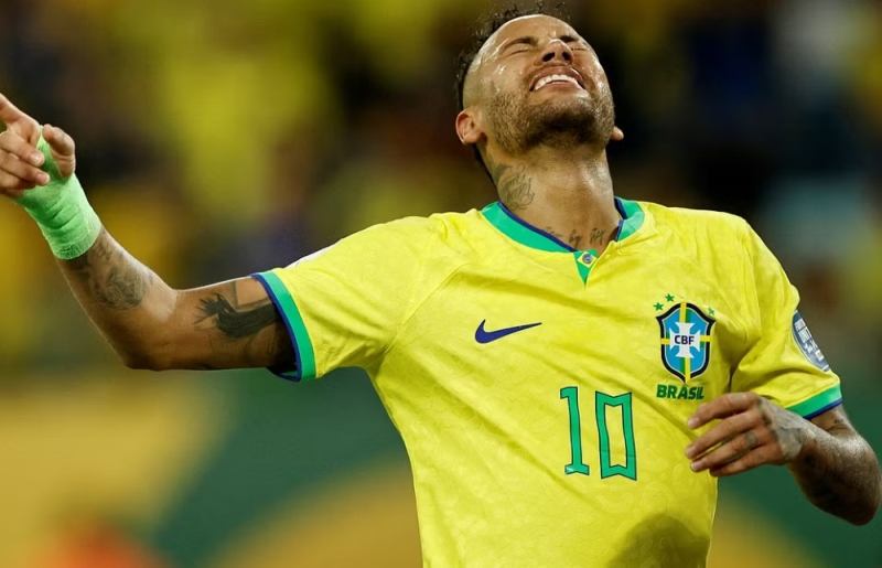 "نيمار" وثنائي المنتخب البرازيلي يتورطون في فضيحة أخلاقية
