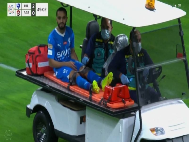 شاهد.. لحظة خروج ⁧لاعب الهلال "محمد البريك" بعد إصابته أمام الرائد