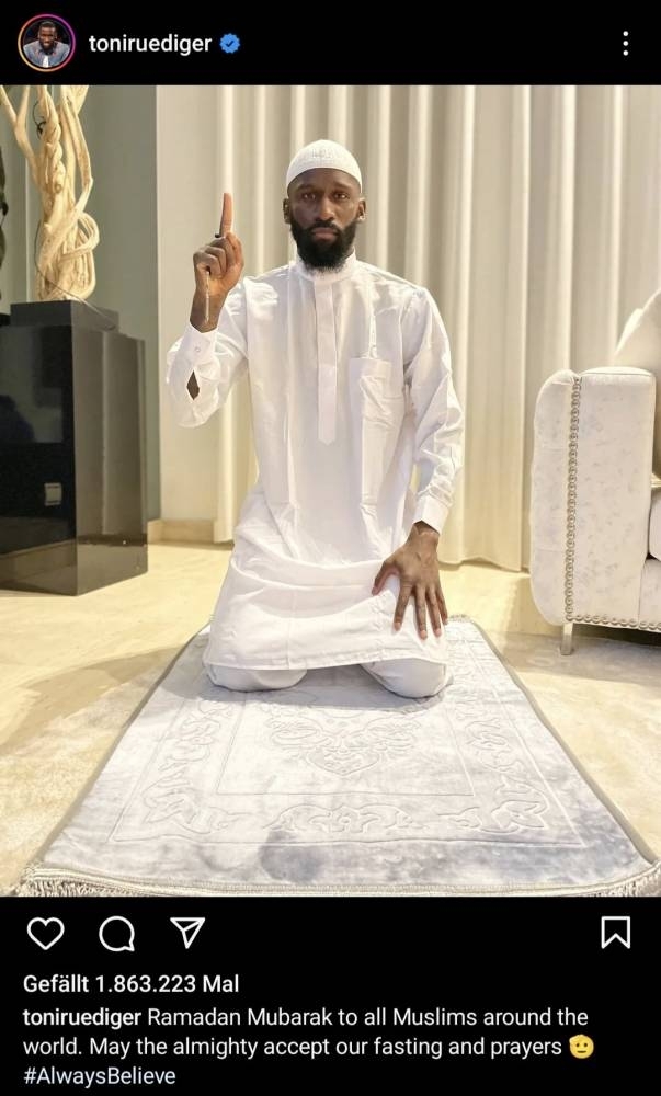 اتهام لاعب ريال مدريد والمنتخب الألماني المسلم "روديغر" بالإرهاب بسبب حركة وهو على سجادة الصلاة (صورة)
