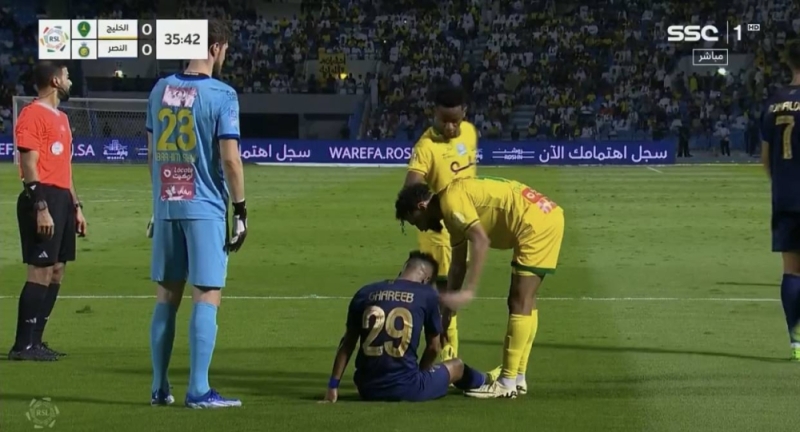 شاهد.. عبدالرحمن غريب يتعرض إلى إصابة ويغادر ملعب مباراة النصر والخليج