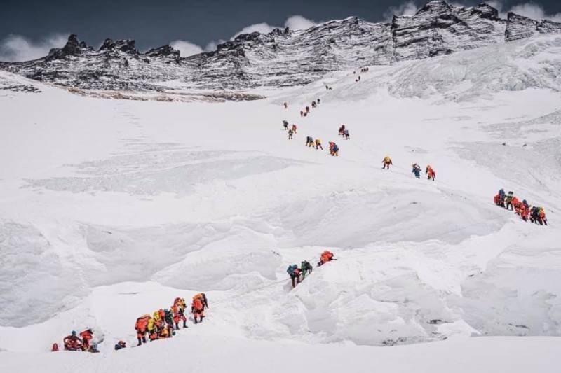 Virus fails to deter hundreds of climbers on Mount Everest - The ...