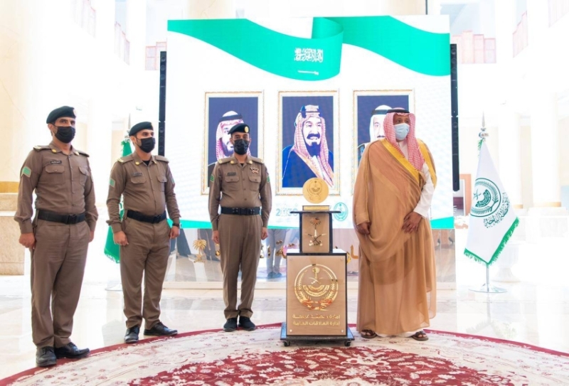 أمير الباحة يُكرّم عدداً من رجال الأمن والمبادرين والرياضيين بالمنطقة