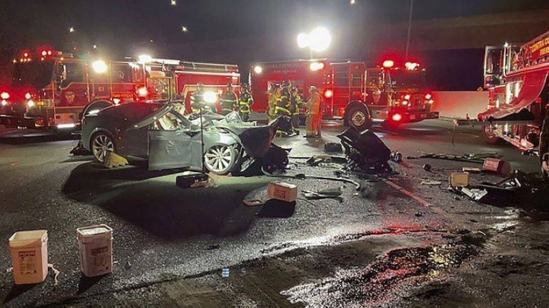 صورة سائق سيارة تسلا يلقى حتفه إثر اصطدامه بشاحنة إطفاء