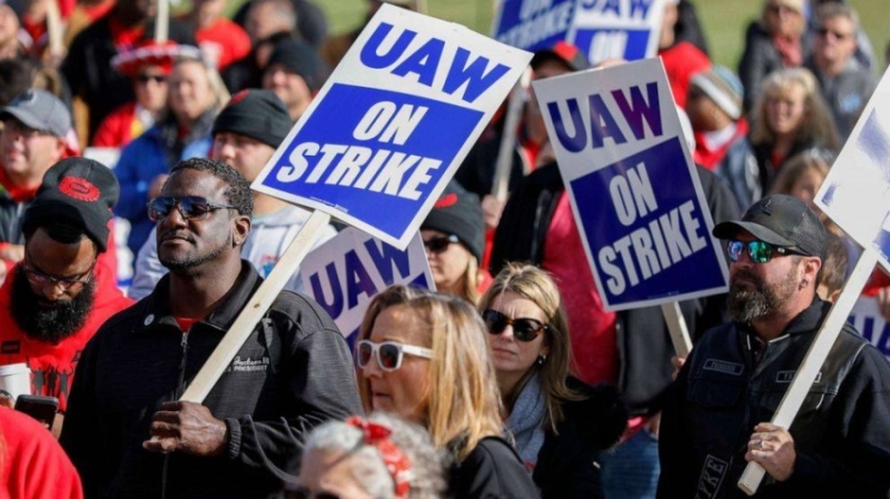 صورة شبكة CNBC : إضراب عمال السيارات يضر اقتصاد الولايات المتحدة بصورة غير مسبوقة