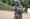 الرقيب في جيش النيجر مامان ساني مايغوتشي يشير أثناء تسجيل مقطع فيديو لدعم جيش النيجر في نيامي 