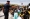 
شرطي يوجه المهاجرين بالنقطة الساخنة في جزيرة لامبيدوزا أمس (رويترز)