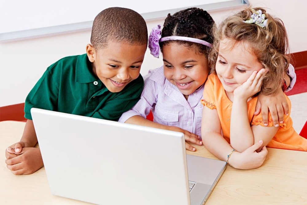 أطفال خلف جهاز كمبيوتر