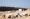 فلسطينيون في خيام برفح قرب الجدار الحدودي مع مصر «رويترز »