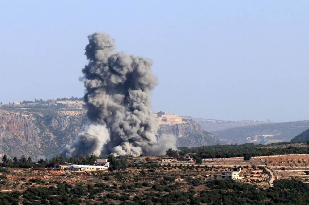 تصاعد دخان الغارات في احد المناطق الجنوبية