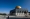 فلسطينيون بمحيط مسجد قبة الصخرة في القدس الشرقية أمس (رويترز)